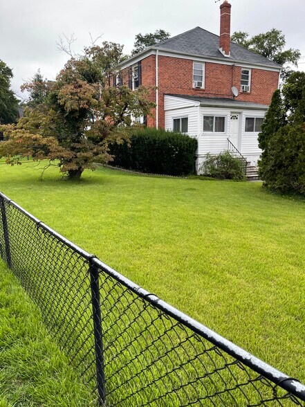 Building Photo - 6101 Parkway Dr