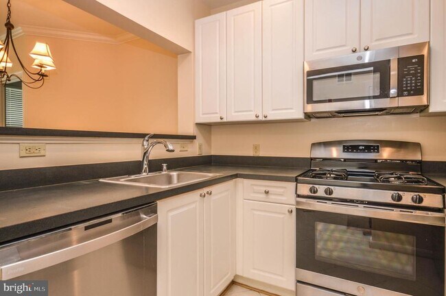 Building Photo - 4950 Brenman Park Dr