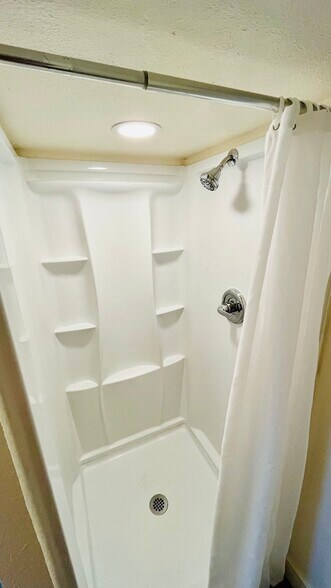 SHOWER - 1298 Shortridge Ave