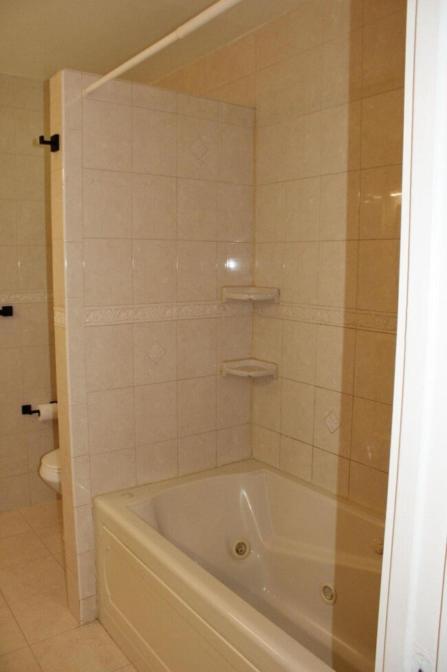 Building Photo - 4327 Palm Forest Dr N