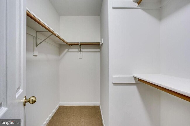 Building Photo - 25242 Dunvegan Square