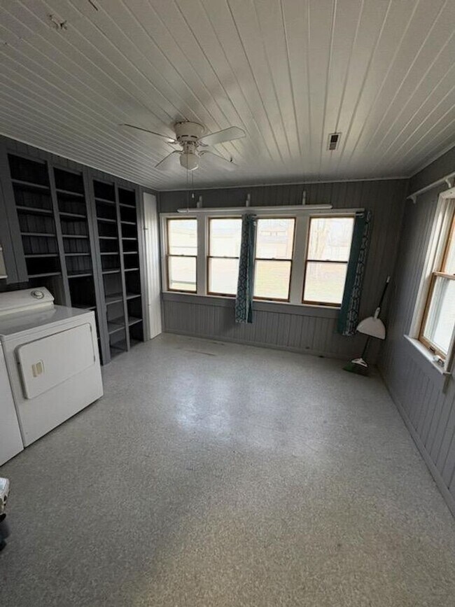 Building Photo - 3 Bedroom House With Large Yard!