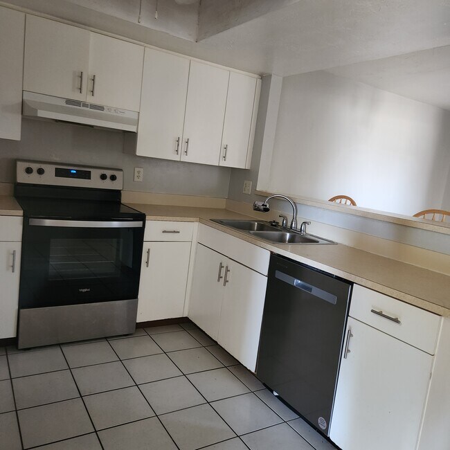 Building Photo - 611 SW 3rd Ter