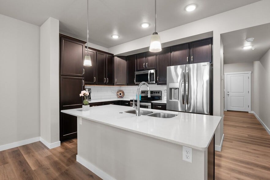 Building Photo - 350 High Point Dr