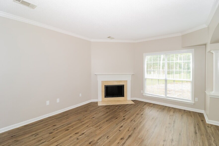 Building Photo - 10076 Woodland Grove Dr