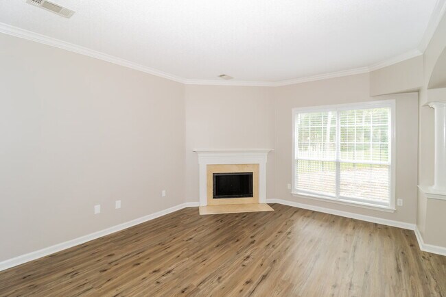 Building Photo - 10076 Woodland Grove Dr