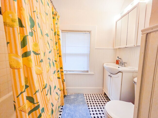 Building Photo - 1335 Rutledge St