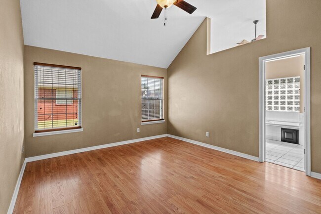 Building Photo - Bright & Beautiful 4 Bedroom Home with Fenced Yard and Modern Upgrades!
