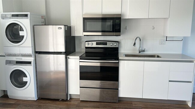 Building Photo - 141 NW 16th Ave