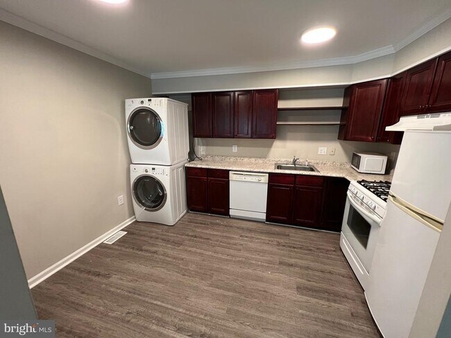 Building Photo - 18402 Cedar Dr