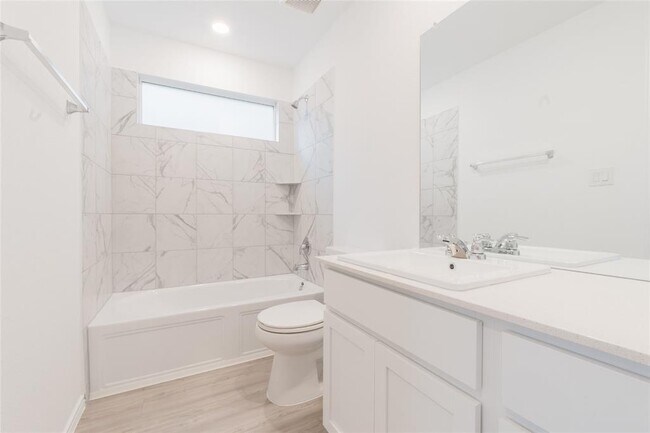 Building Photo - 368 Keefer