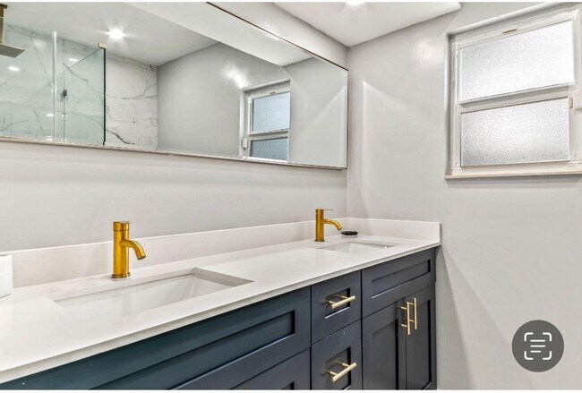 Building Photo - 4811 Hayes St