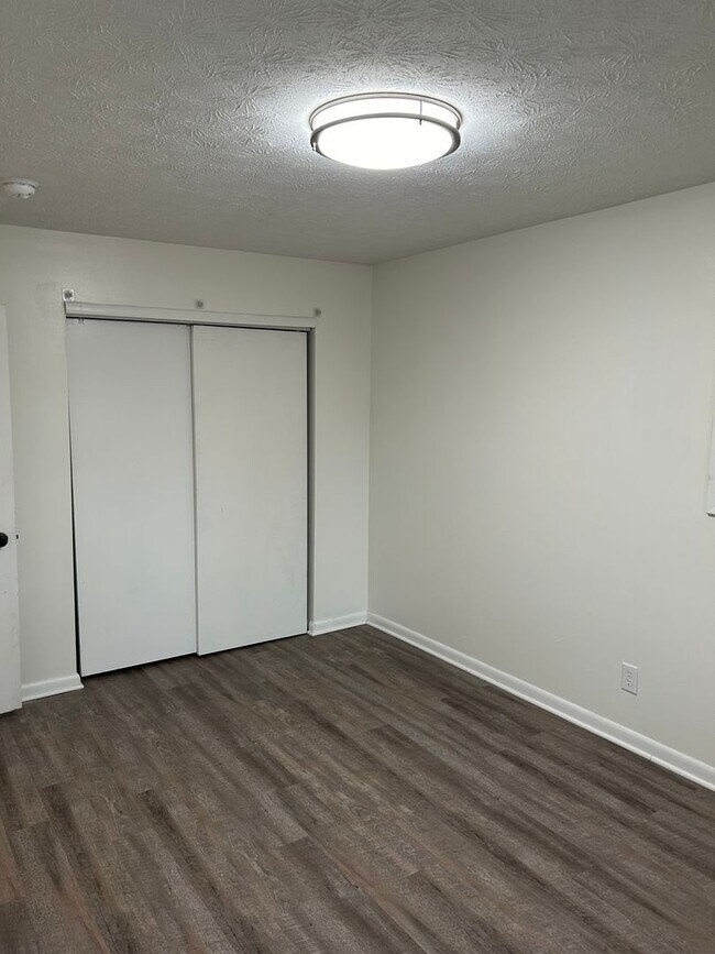 Building Photo - 7014-7016 N Manor Dr