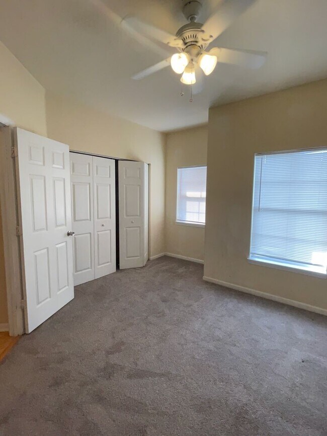 Building Photo - Beautiful 2 bedroom 2.5 bathroom townhome