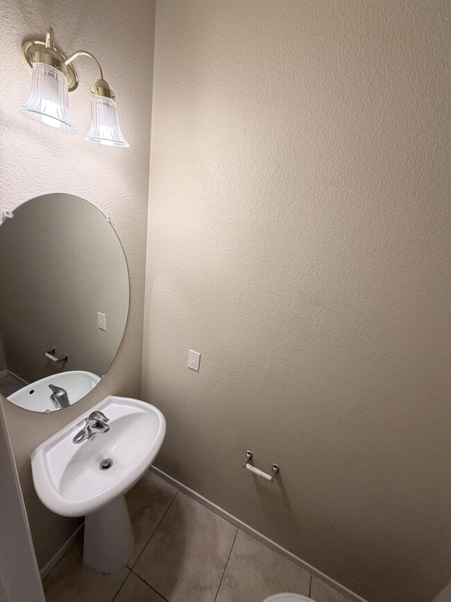 Building Photo - 3 bd 2.5 bath with LOFT