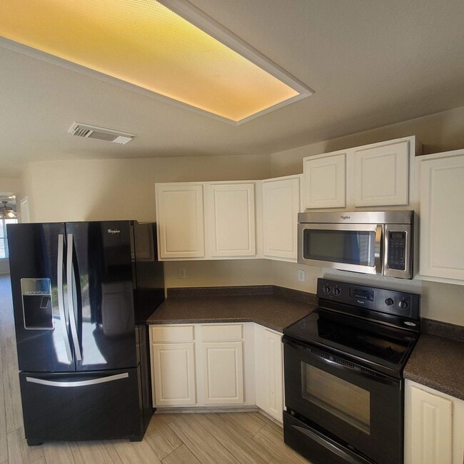 Building Photo - Perfectly Located near Medical Center