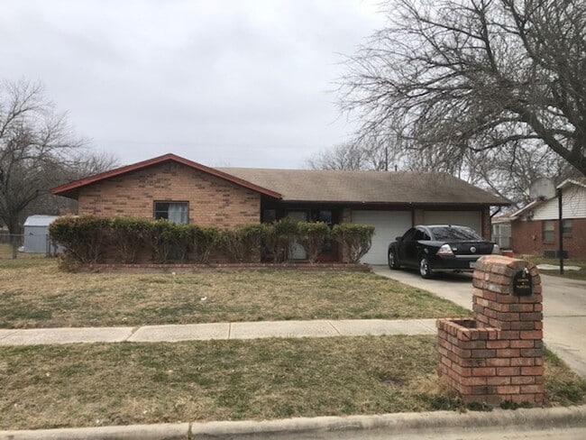 Primary Photo - 2303 Daisy Dr
