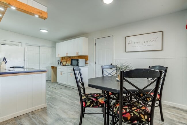 Building Photo - Chic 3 Bedroom in Caprock