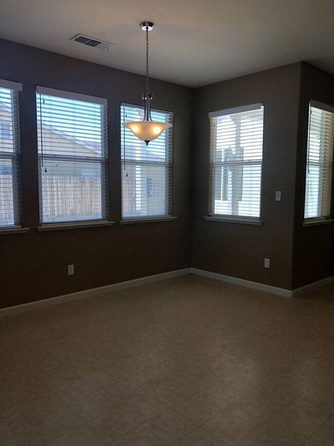 Building Photo - Huge 4 Bedroom + Loft 3 Bath Home for Rent!