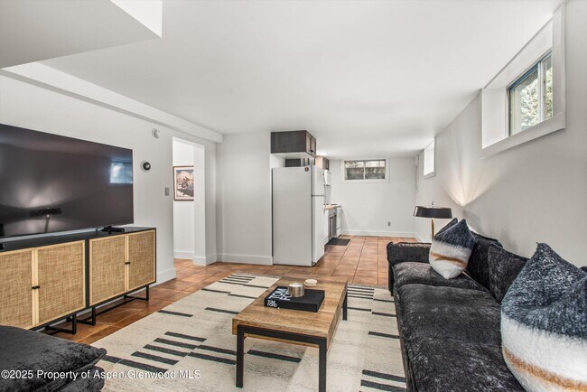 Building Photo - 406 W Smuggler St