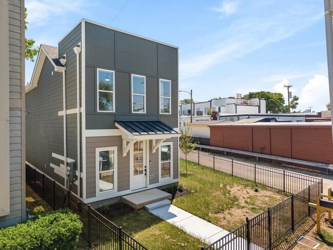 Building Photo - 1802 10th Ave N