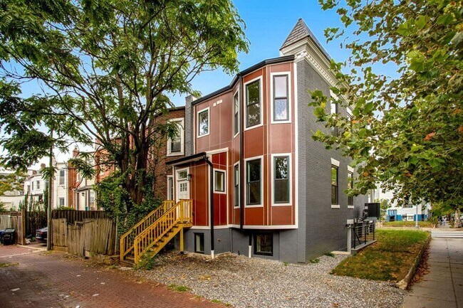 Building Photo - 1336 Newton St NW