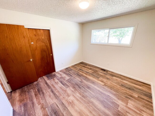 Building Photo - 3 Bedroom, 2 Bath