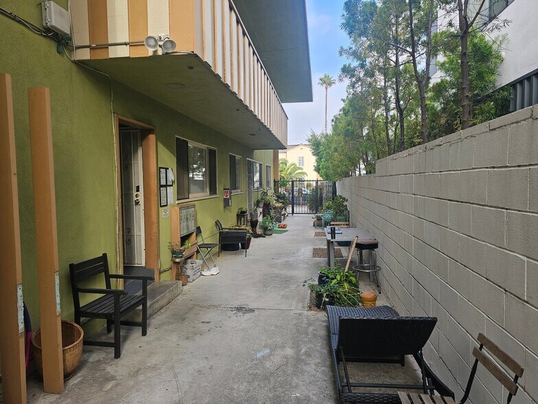 Courtyard - 1536 S Orange Grove Ave