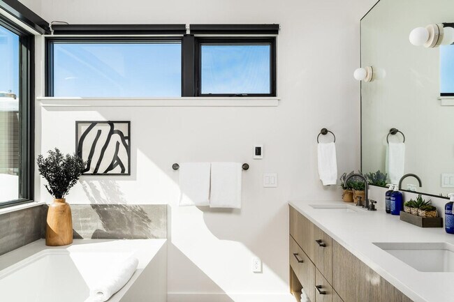 Building Photo - 10 Tree Line Ln