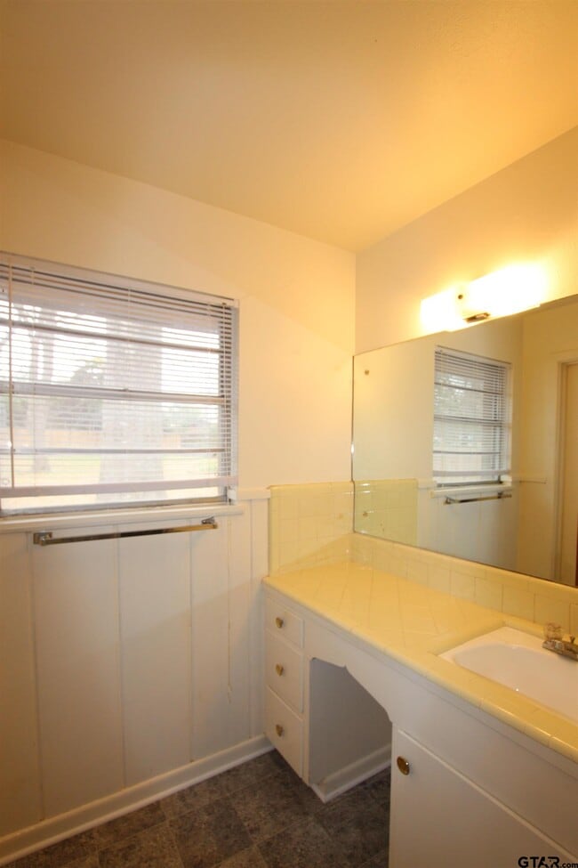 Building Photo - 2725 Tanglewood Dr
