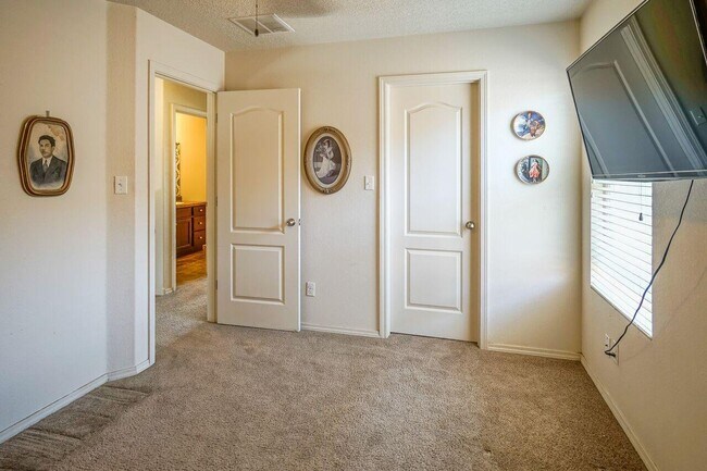 Building Photo - 2045 N Ensenada Cir SE