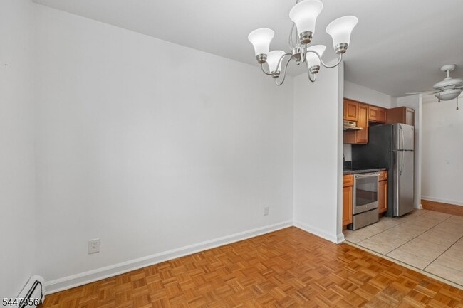 Building Photo - 135 S Maple Ave