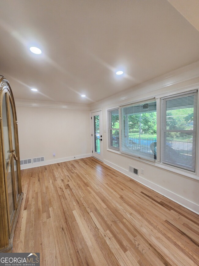 Building Photo - 302 Kelso Dr SW