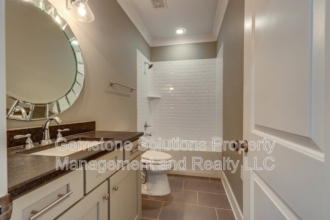 Building Photo - 1806 Burland Cres