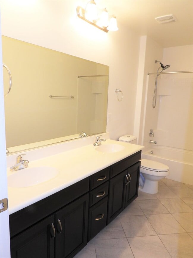 Building Photo - 4 Bedroom 2.5 Bathroom