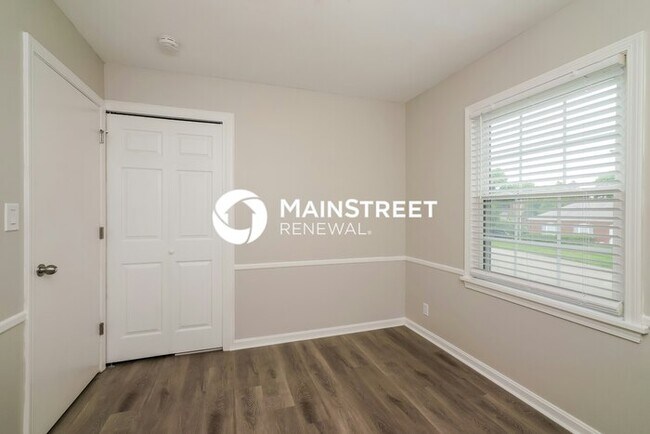 Building Photo - 4 Bedroom Pet-Friendly Home in LOUISVILLE,...