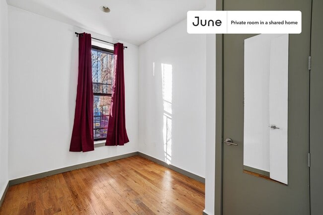 Building Photo - Private bedroom in 4 bed/1.5 bath Home
