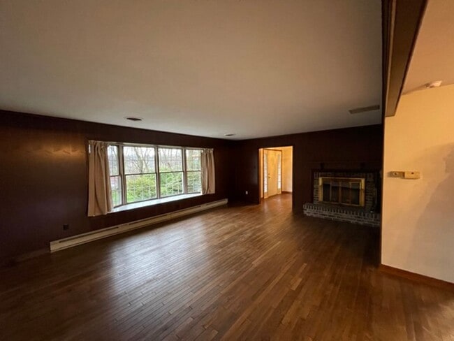 Building Photo - 735 E King St