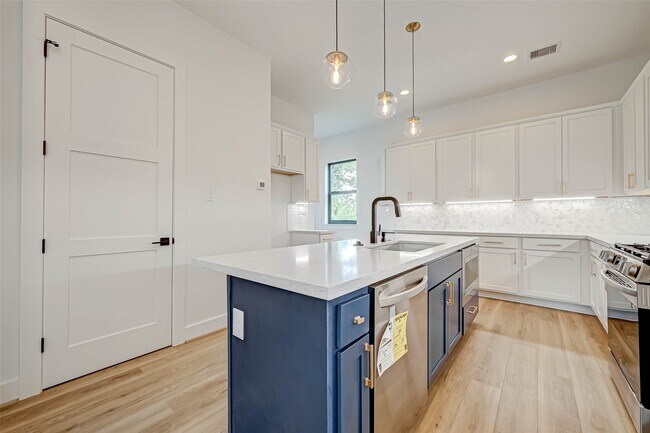 Building Photo - 3503 Anita St