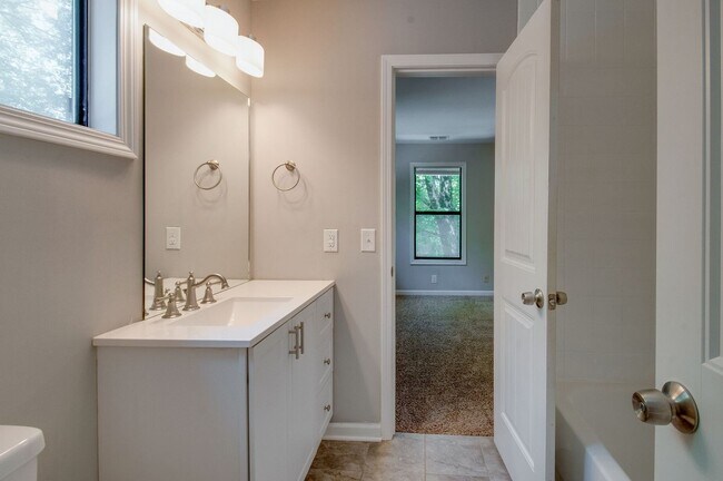 Building Photo - 625 Mercer Dr