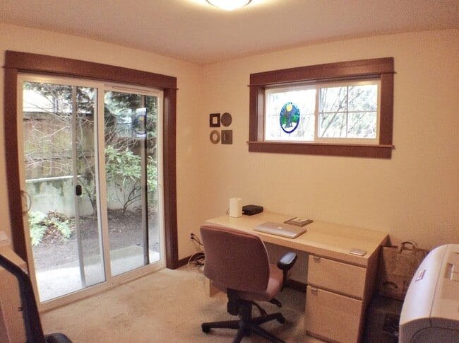 Building Photo - Bright and Sunny Townhouse