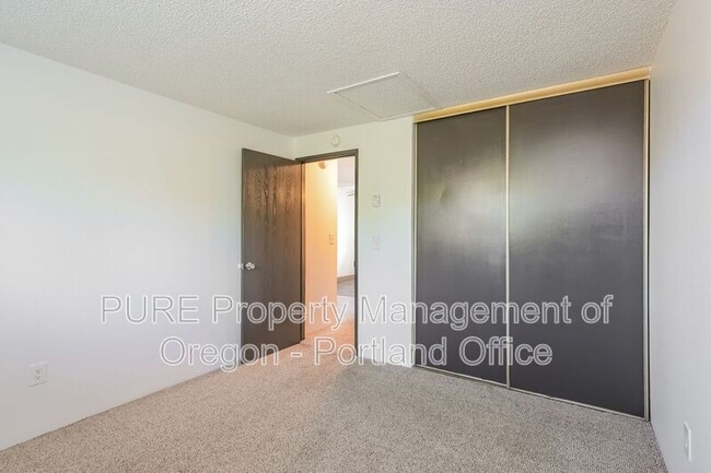 Building Photo - 14138 NE Sandy Blvd