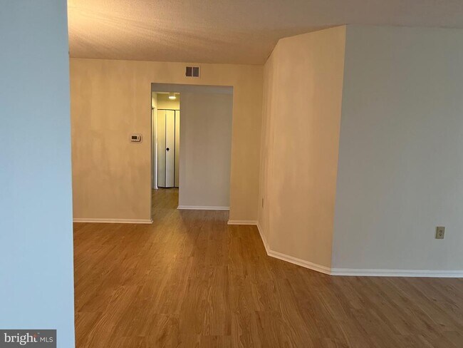 Building Photo - 15100 Interlachen Dr