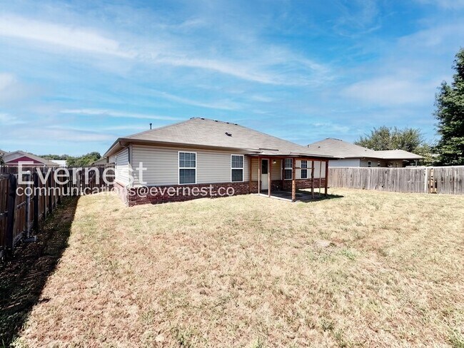 Building Photo - 3 Bed/2 Bath Home with Garage / Pet-Friendly / Available Now!