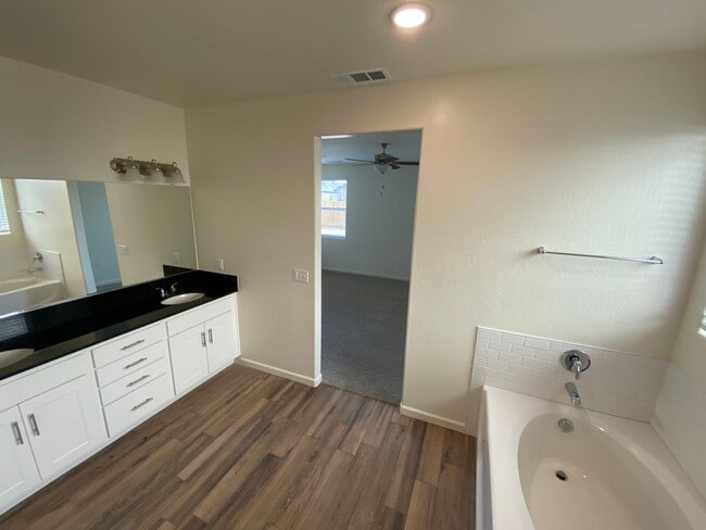 Building Photo - Gorgeous NEWER home between Tulare and Vis...