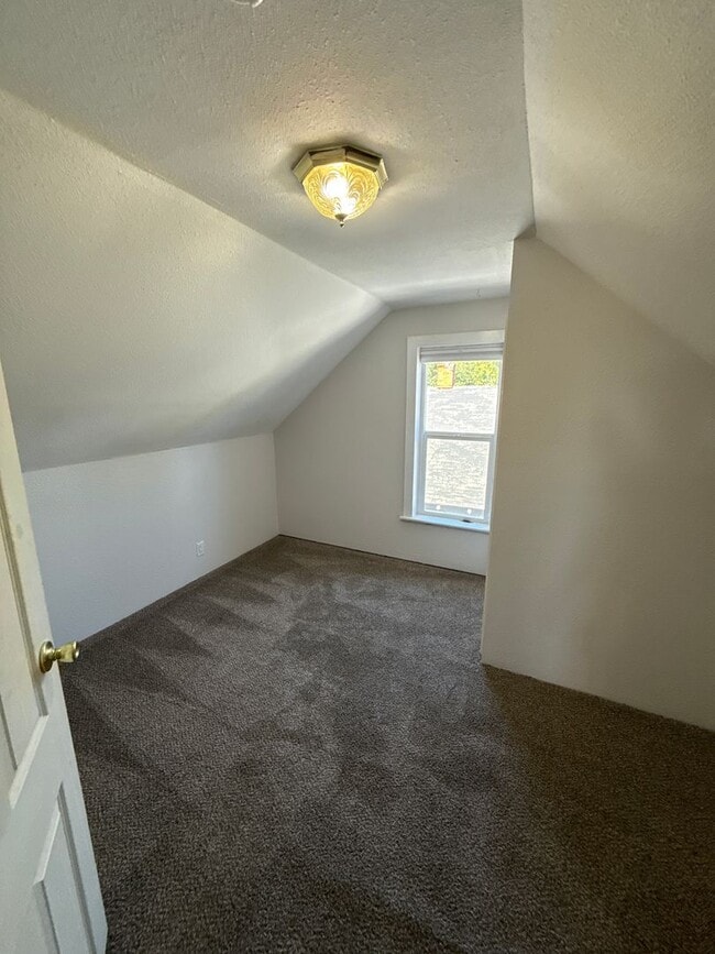 Building Photo - Charming Craftsman-Style 3-bedroom 1 bath ...
