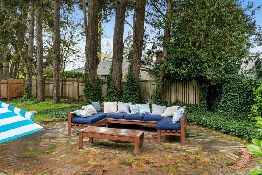 Building Photo - 5824 Hillcrest Dr SW