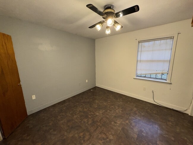 Building Photo - 5680 Queen Mary Ln