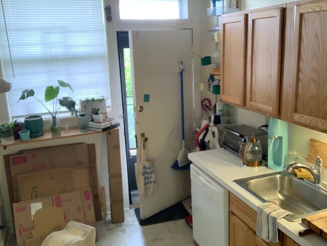 Building Photo - Sun-drenched Roscoe Village