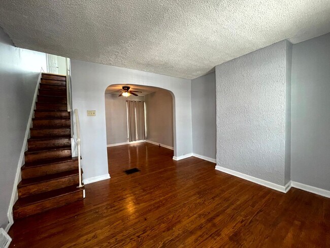 Building Photo - 3 Bedroom Home Steps to LaSalle University